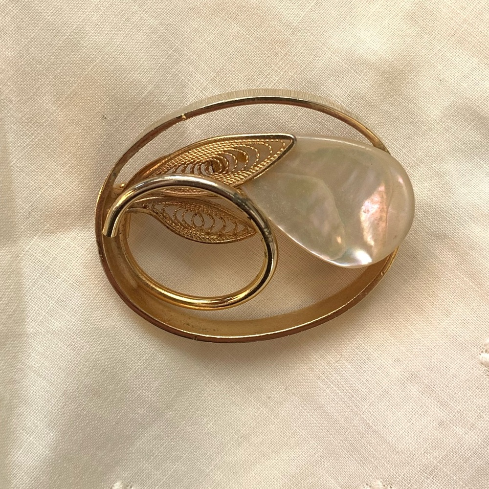 Vintage oval brooch with opal/pearl leaf and gold abstract design